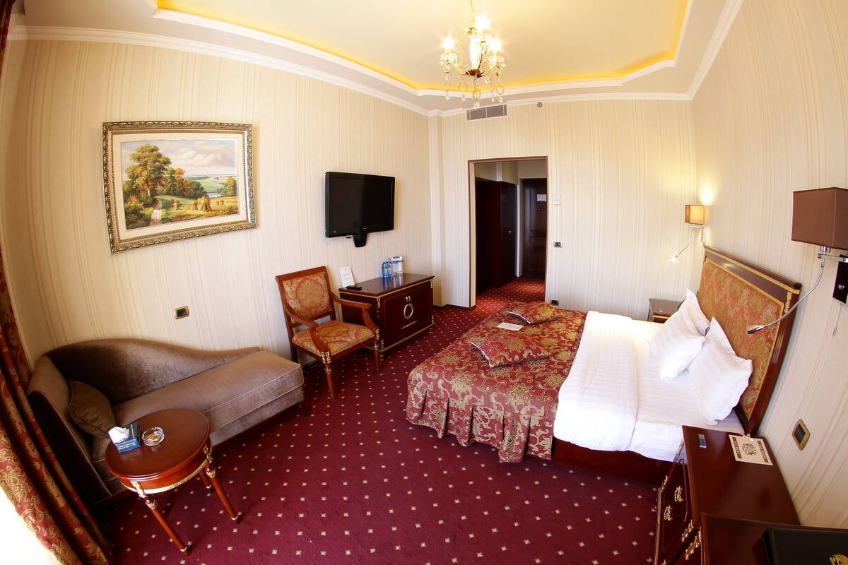 Classic Room | Minibar, in-room safe, desk, blackout drapes