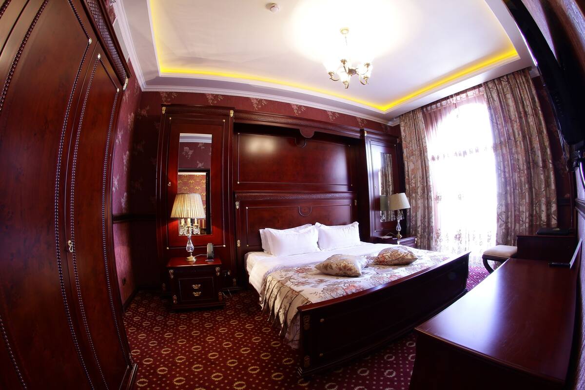 Superior Room | Minibar, in-room safe, desk, blackout drapes