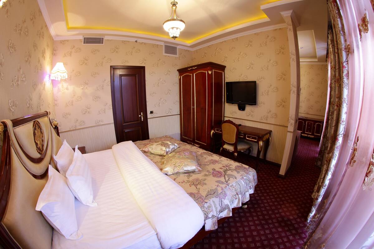 Junior Suite | Living area | LCD TV, first-run movies