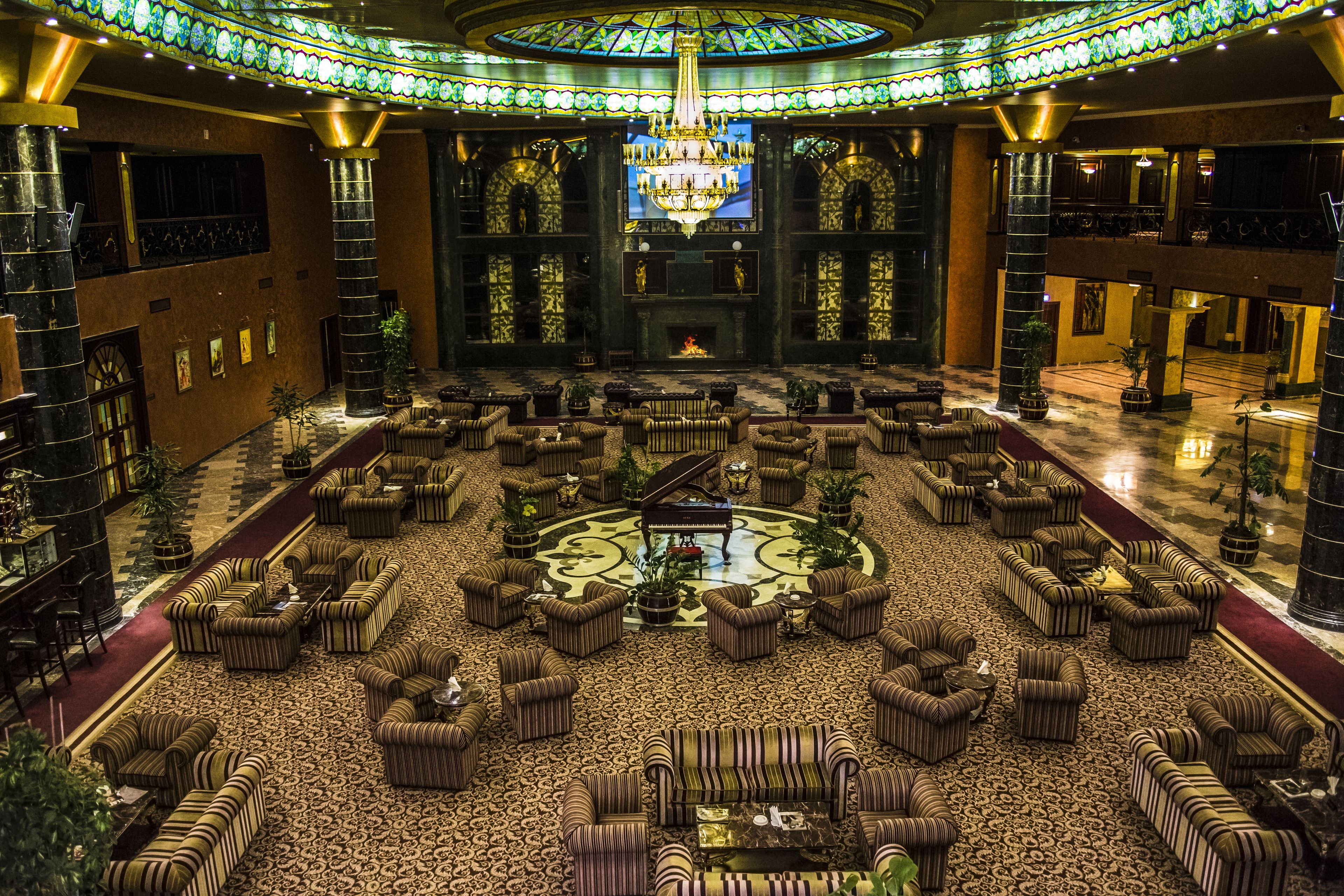 2 bars/lounges, swim-up bar, poolside bar