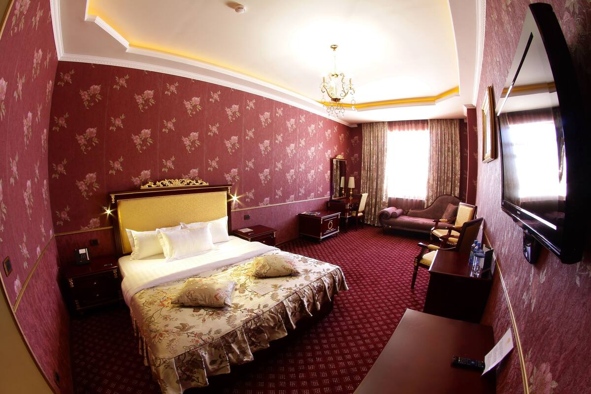 Deluxe Room | Minibar, in-room safe, desk, blackout drapes