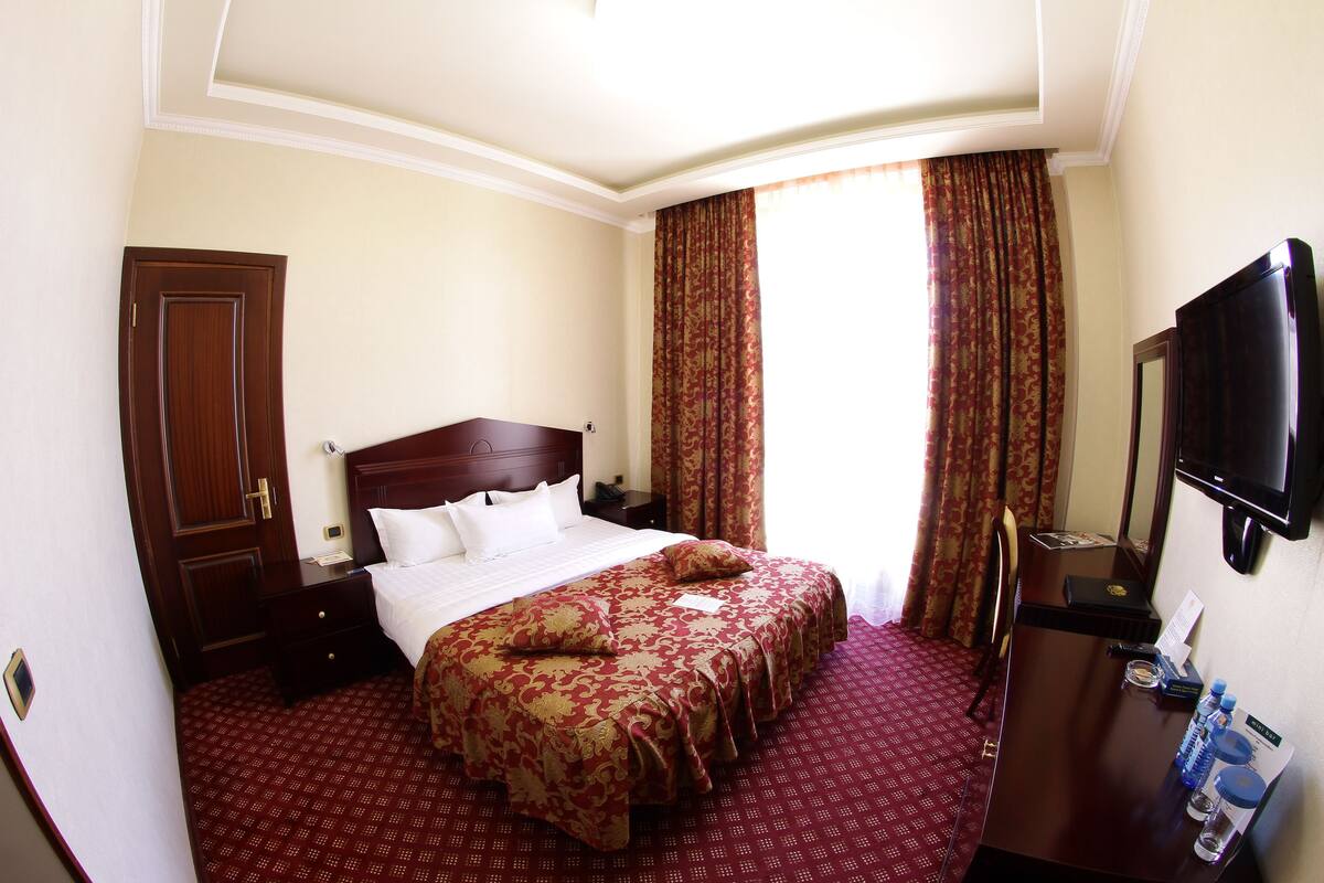 Standard Room | Minibar, in-room safe, desk, blackout drapes