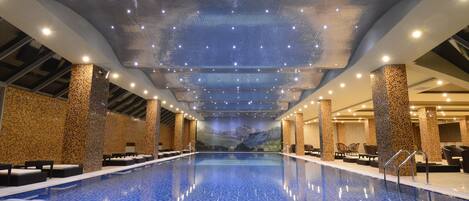 من حمّامات السباحة المغطاة، حمّام سباحة خارجي، كبائن مجانية