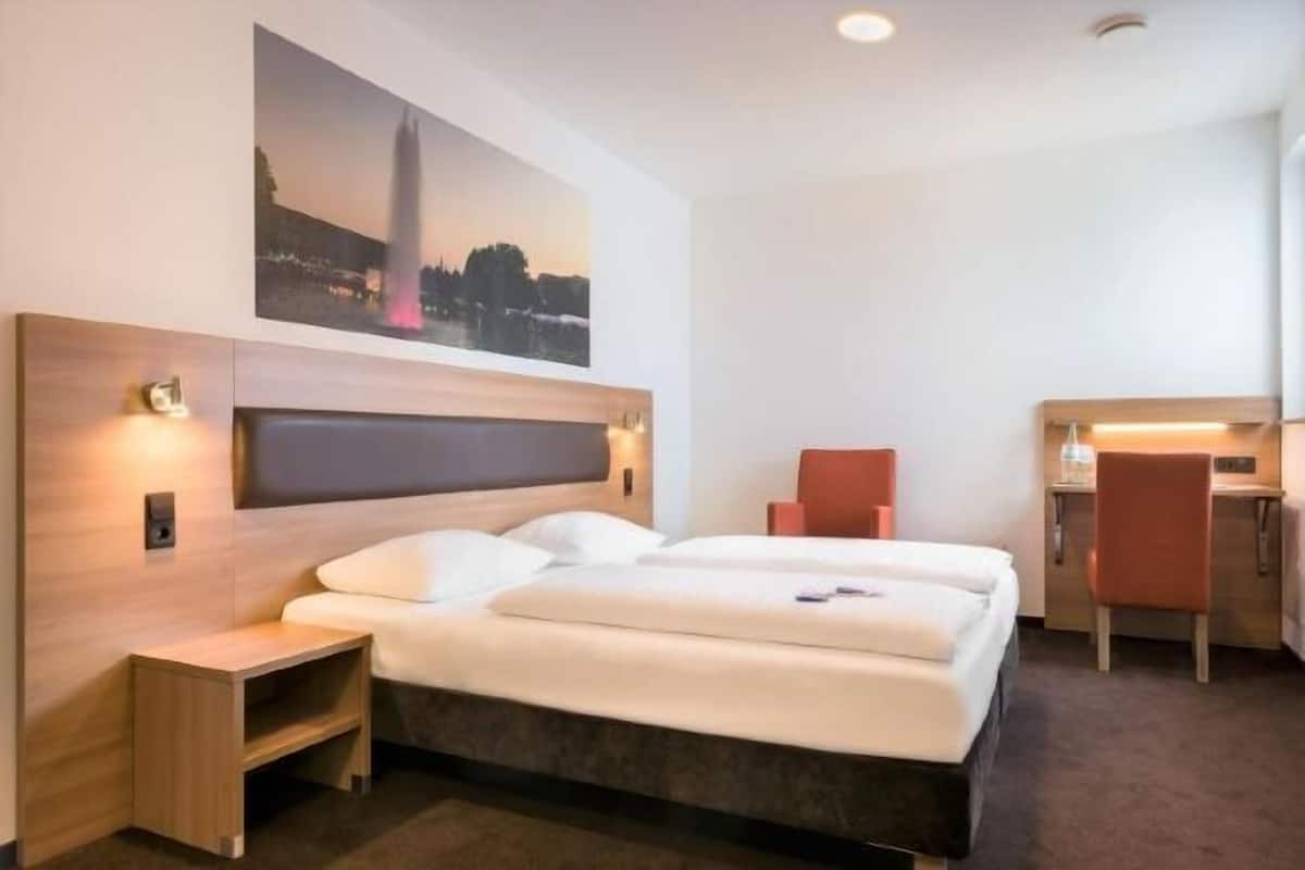 Desk, soundproofing, free WiFi, bed sheets