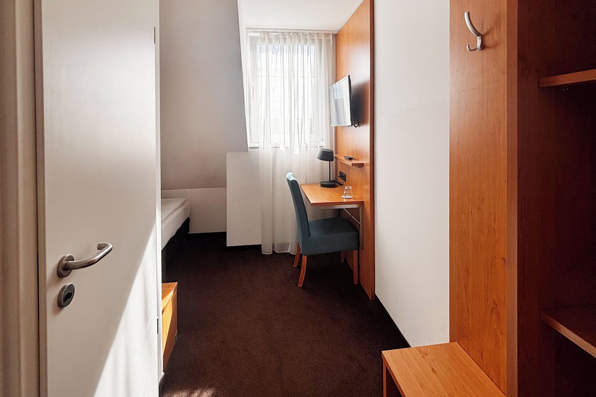Standard single use | Desk, soundproofing, free WiFi, bed sheets