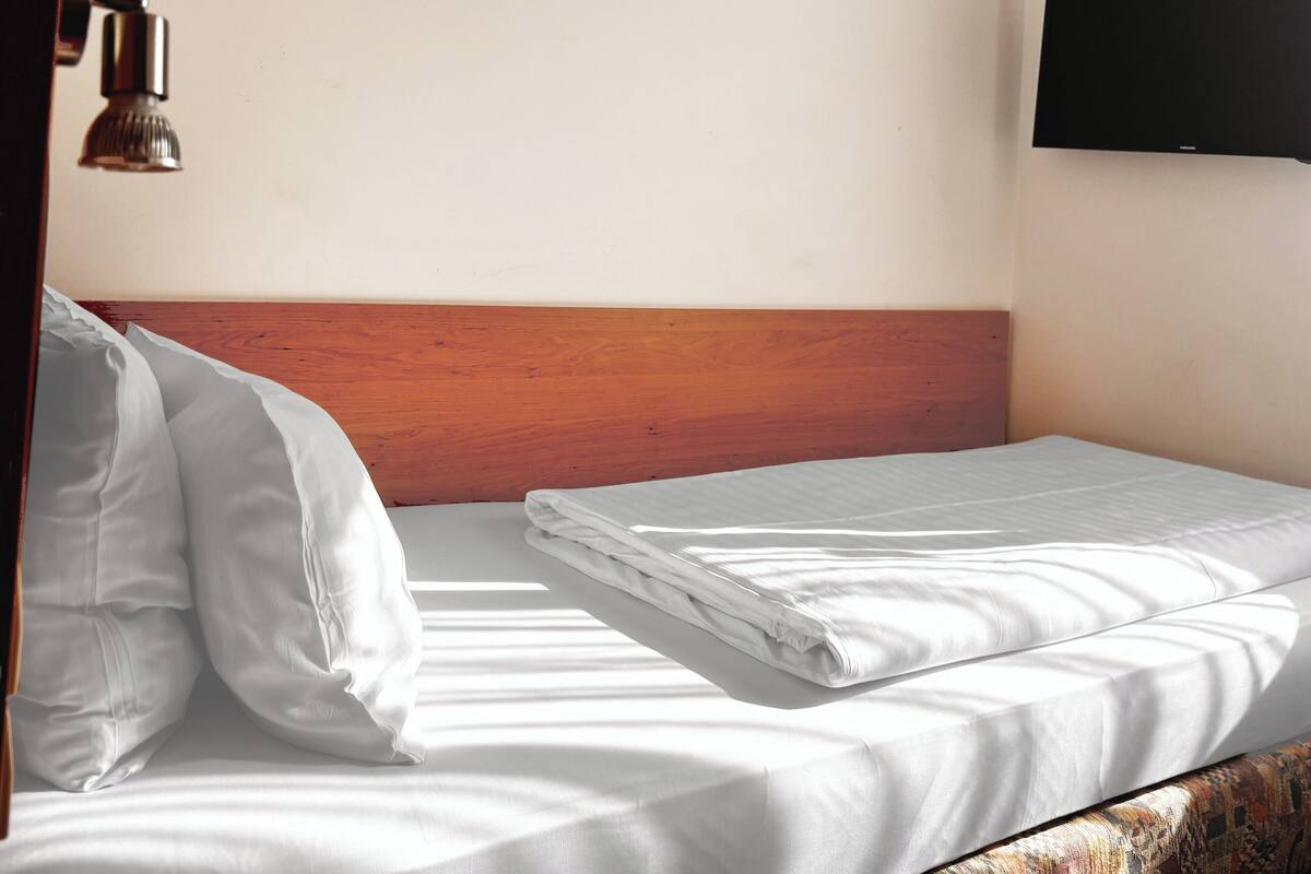 Escritorio, sistema de insonorización, wifi gratis y ropa de cama