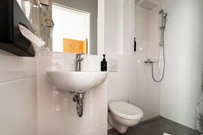 Escritorio, sistema de insonorización, wifi gratis y ropa de cama 