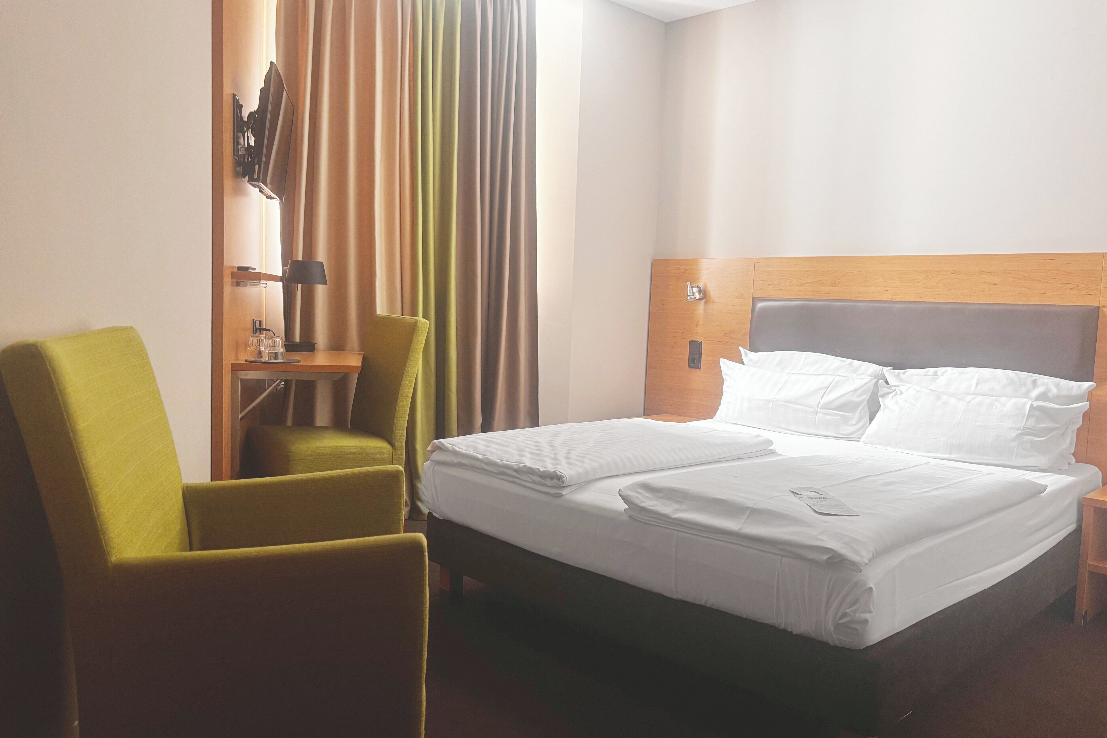 Desk, soundproofing, free WiFi, bed sheets