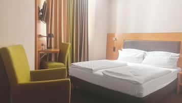 Desk, soundproofing, free WiFi, bed sheets