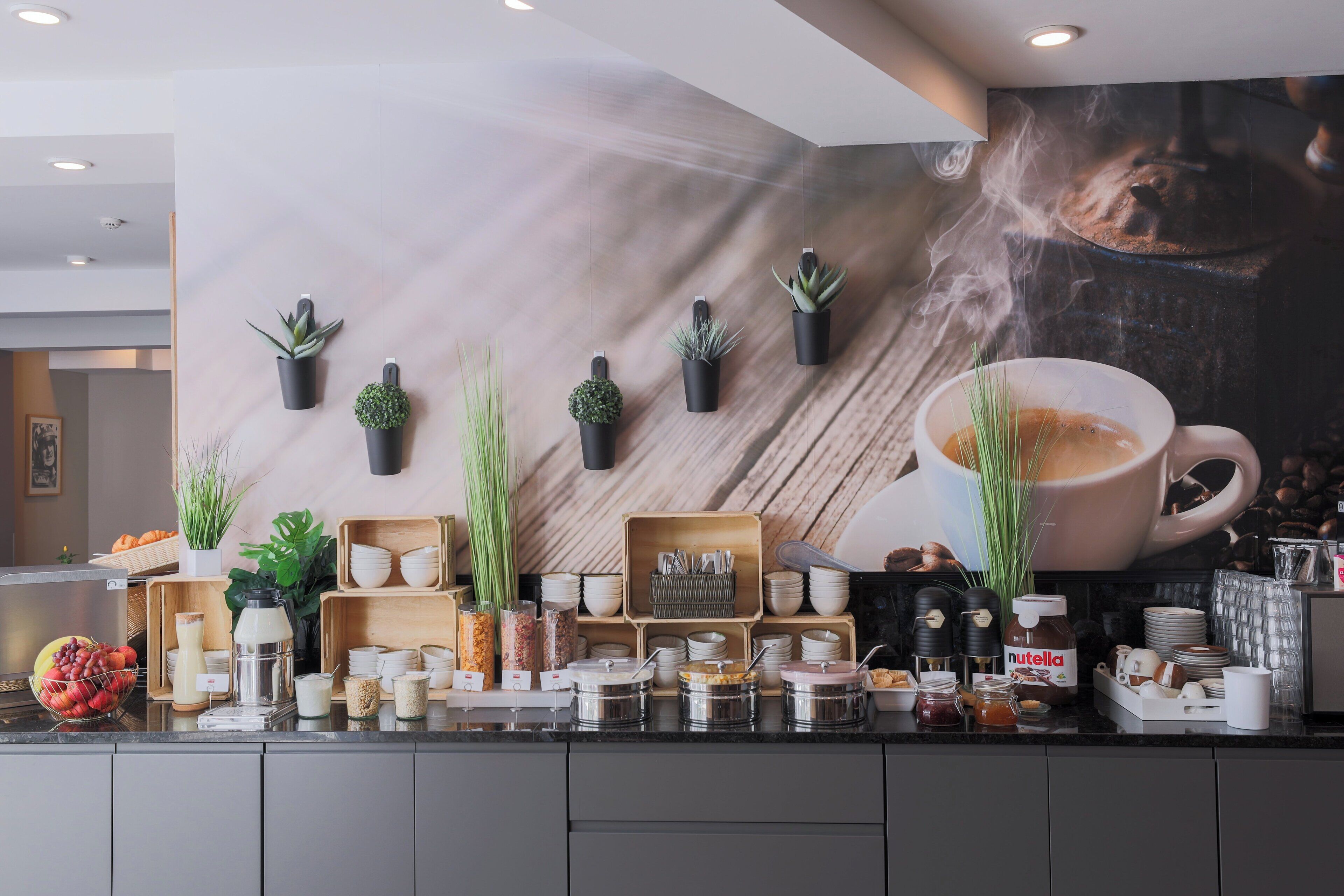 Sarapan prasmanan setiap hari (EUR 9 per orang)