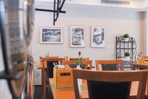 Se ofrece un desayuno bufé (17 EUR por persona)