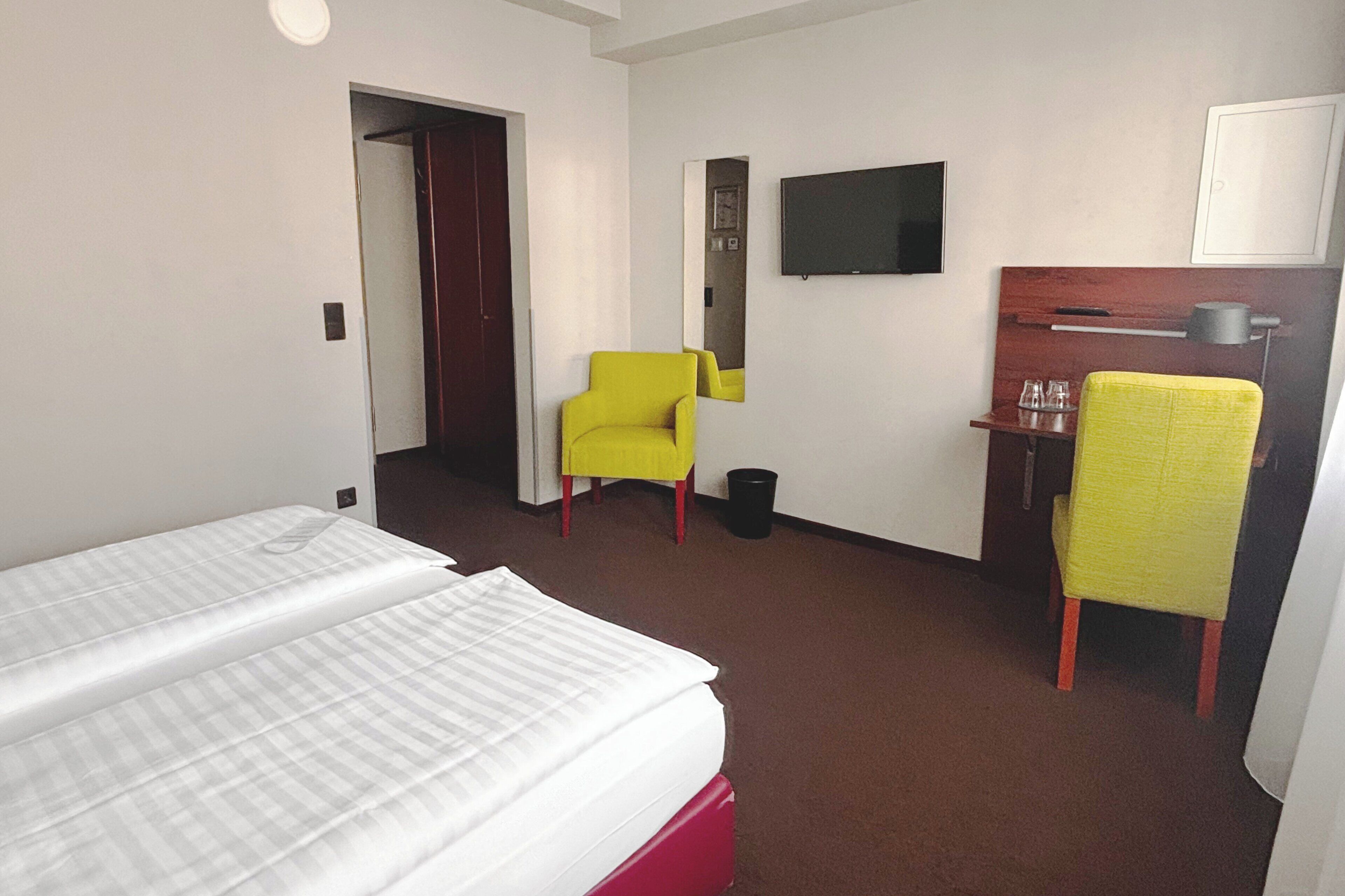 Escritorio, sistema de insonorización, wifi gratis y ropa de cama