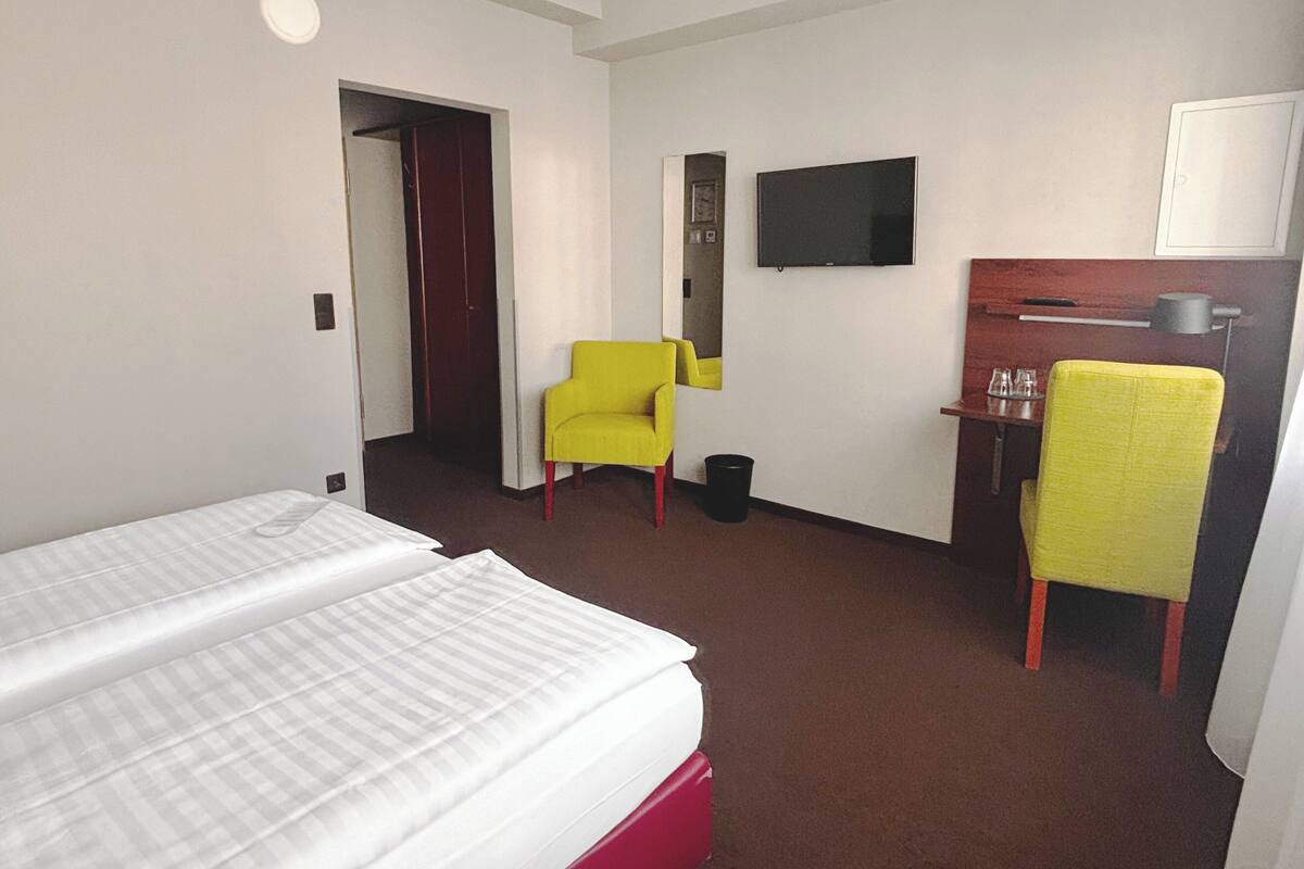 Escritorio, sistema de insonorización, wifi gratis y ropa de cama