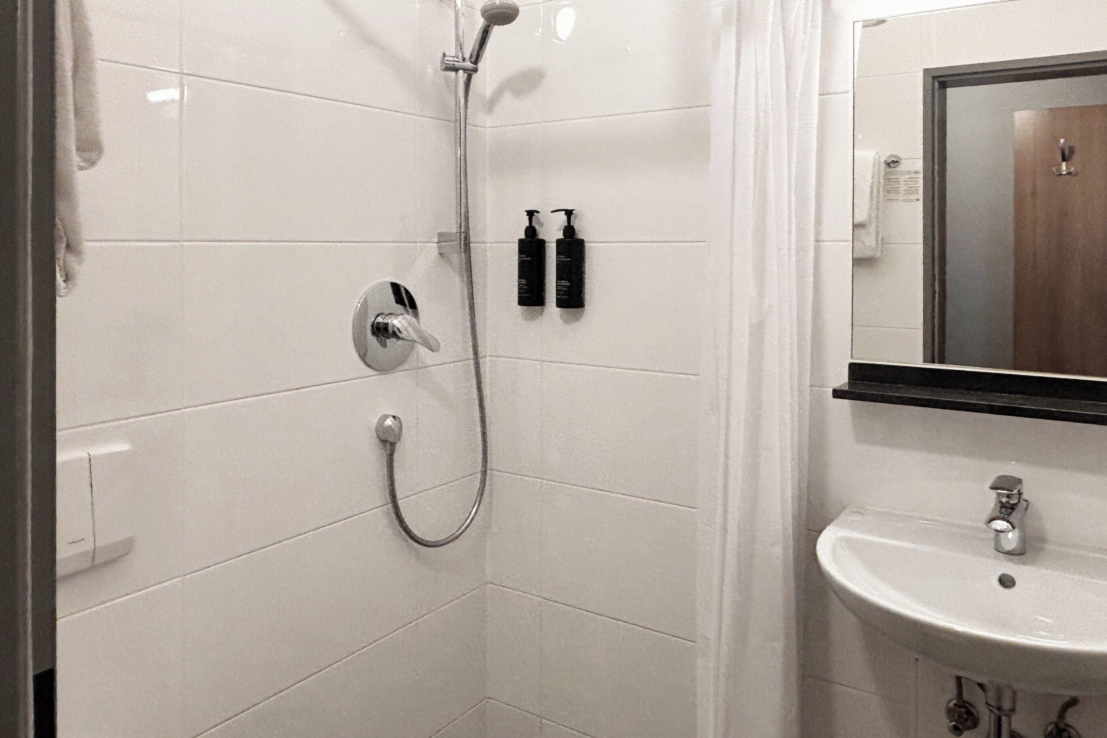 Bureau, chambres insonorisées, Wi-Fi gratuit, draps fournis