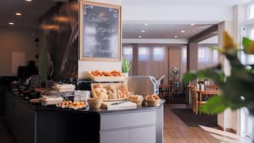 Bữa sáng buffet hàng ngày (9 EUR/mỗi người)