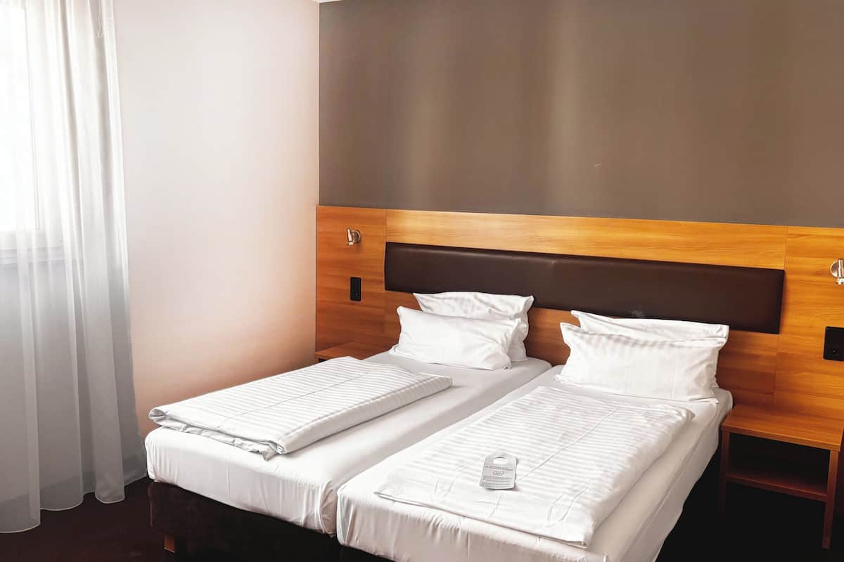 Escritorio, sistema de insonorización, wifi gratis y ropa de cama