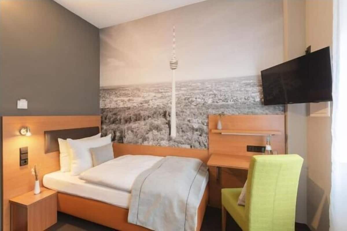 Desk, soundproofing, free WiFi, bed sheets
