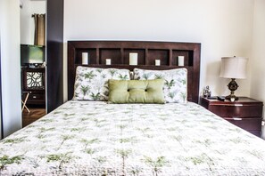 Classic European Room, 1 Queen Bed, Patio | Zimmersafe, individuell dekoriert, individuell eingerichtet