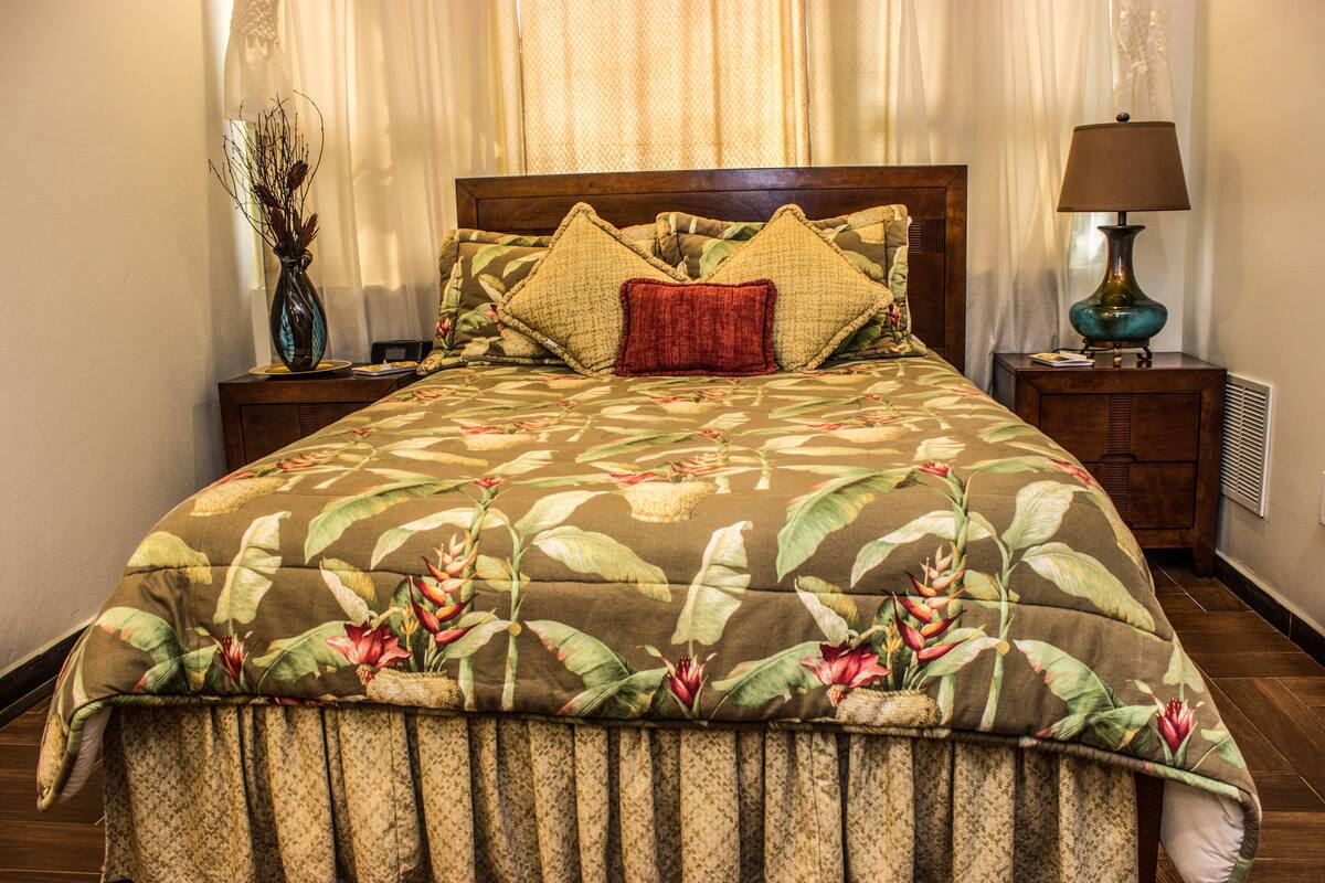 Deluxe Suite with Spa Bath | In-room safe, soundproofing, iron/ironing board, WiFi (free)