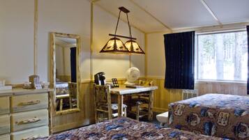 Western Cabin 2 Queen | Desk, bed sheets