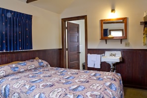Cabin, 1 giường đôi (Frontier) | Bàn, bộ trải giường 