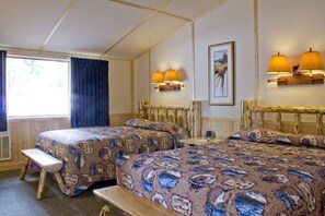 Hytte, 2 queensize-senger (Western) | Skrivebord og sengetøy