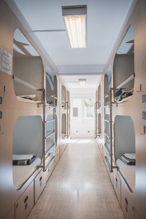 宿舍, 公共浴室 (16 pax) | 办公桌、隔音、免费 WiFi、床单