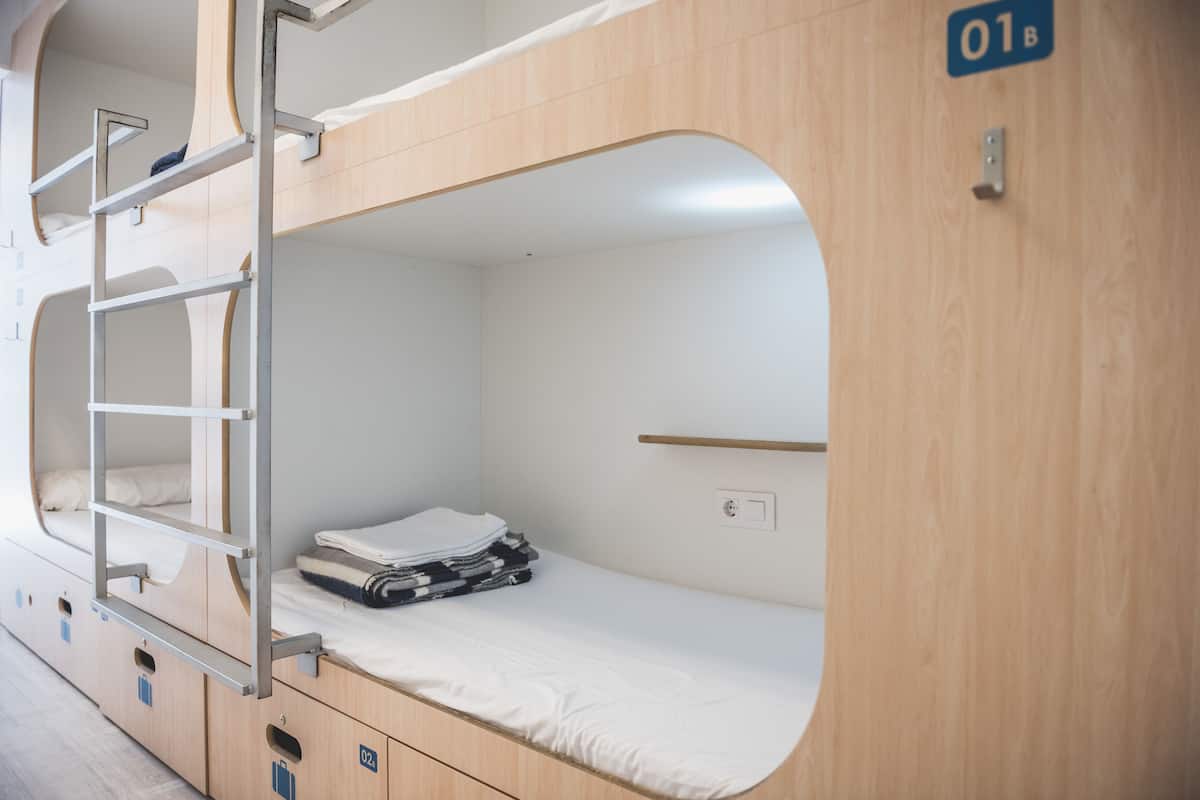 Een bureau, geluiddichte muren, gratis wifi, beddengoed