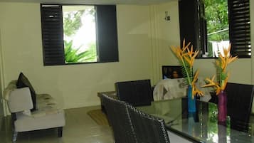 Vila, 2 quartos | Área de estar | TV de tela plana 32 polegadas com canais a cabo, TV