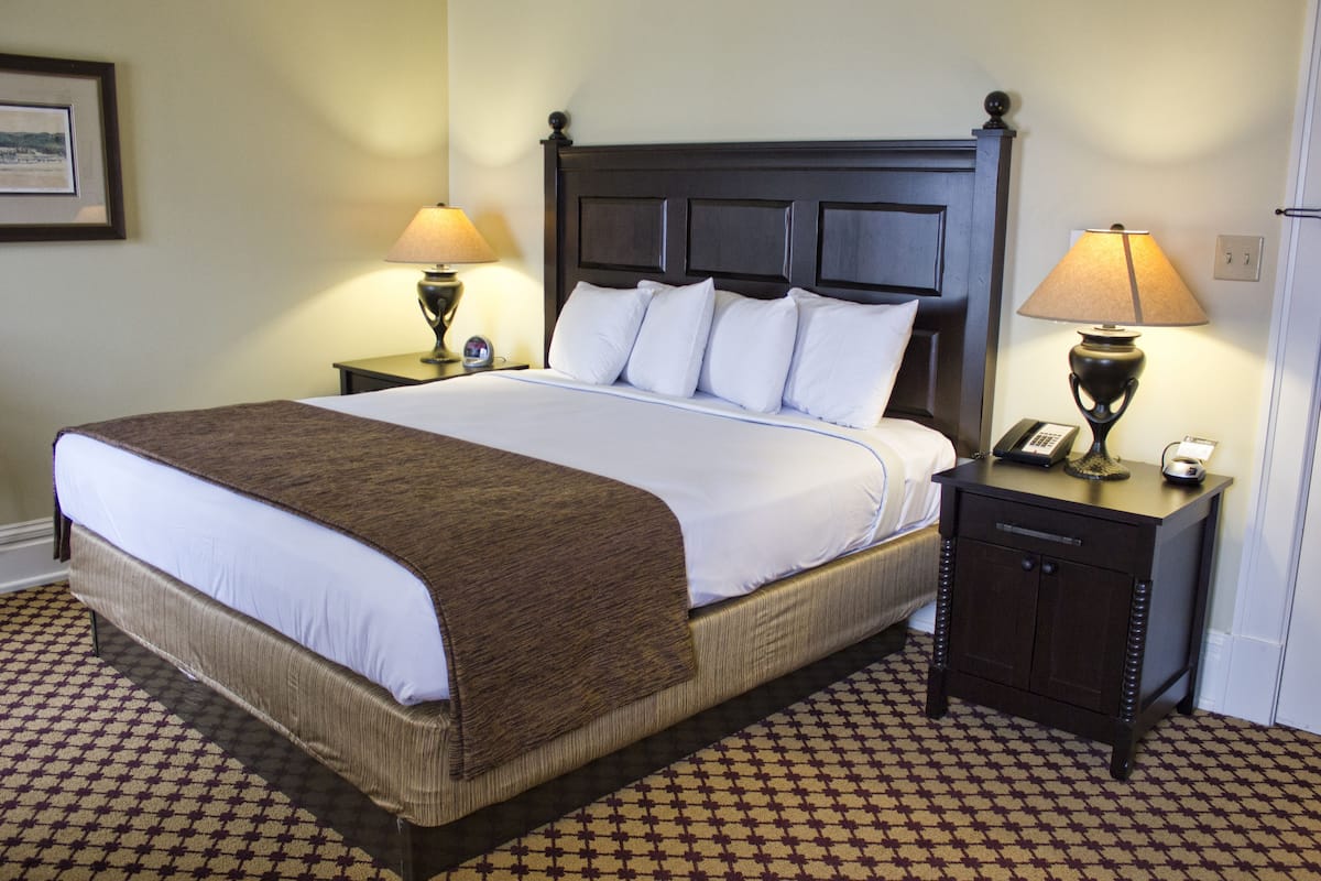 Deluxe Hotel Room 1 Queen | Desk, bed sheets