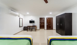 Habitación doble Deluxe | Ropa de cama de alta calidad y caja de seguridad en la habitación 