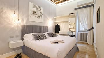 Tweepersoonskamer | Luxe beddengoed, een minibar, een kluis op de kamer, een bureau
