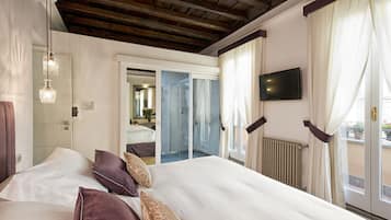 Superior tweepersoonskamer, balkon | Luxe beddengoed, een minibar, een kluis op de kamer, een bureau