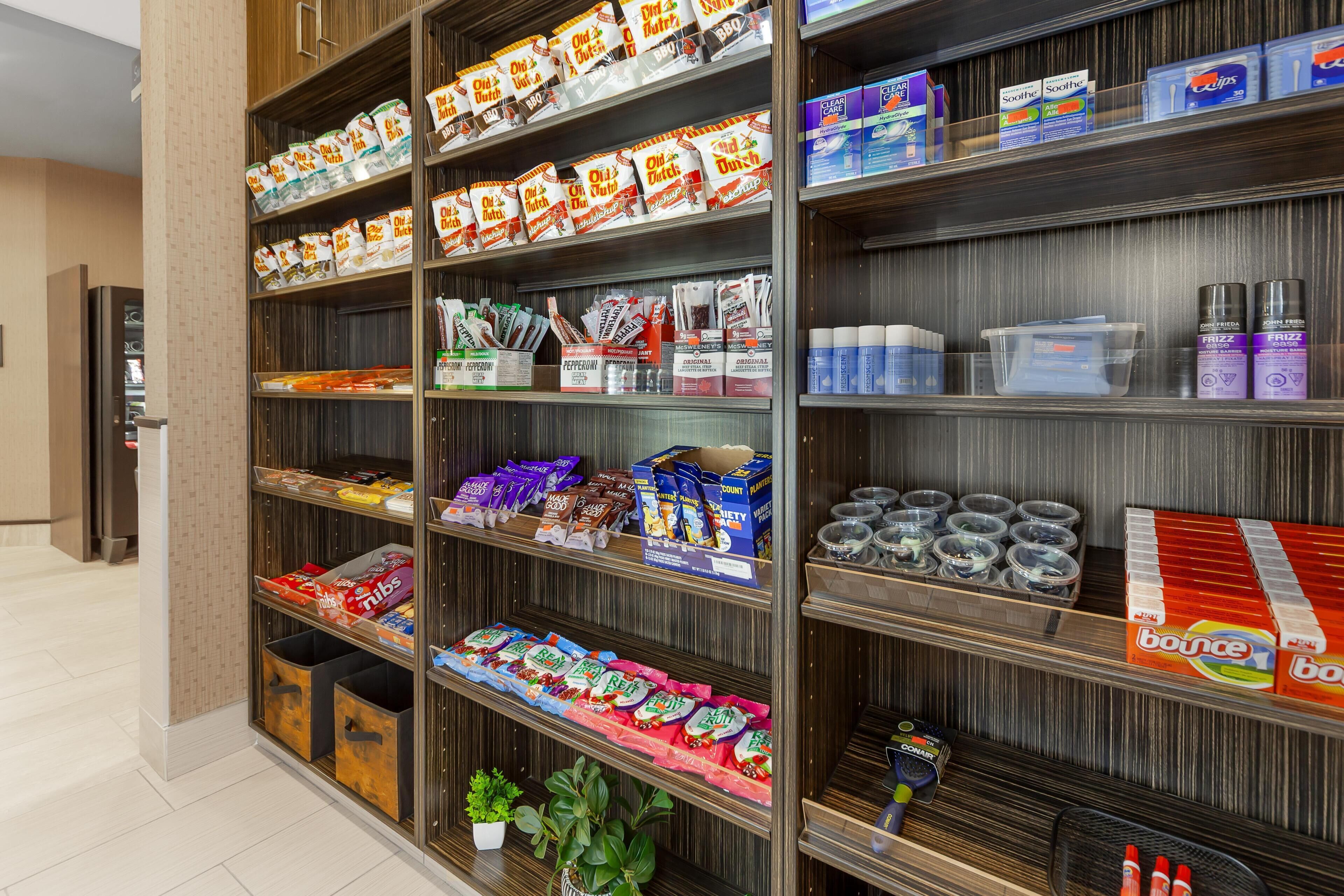 Ein Geschäft mit Regalen, gefüllt mit verschiedenen Produkten, darunter Snacks, Getränke und Körperpflegeartikeln.