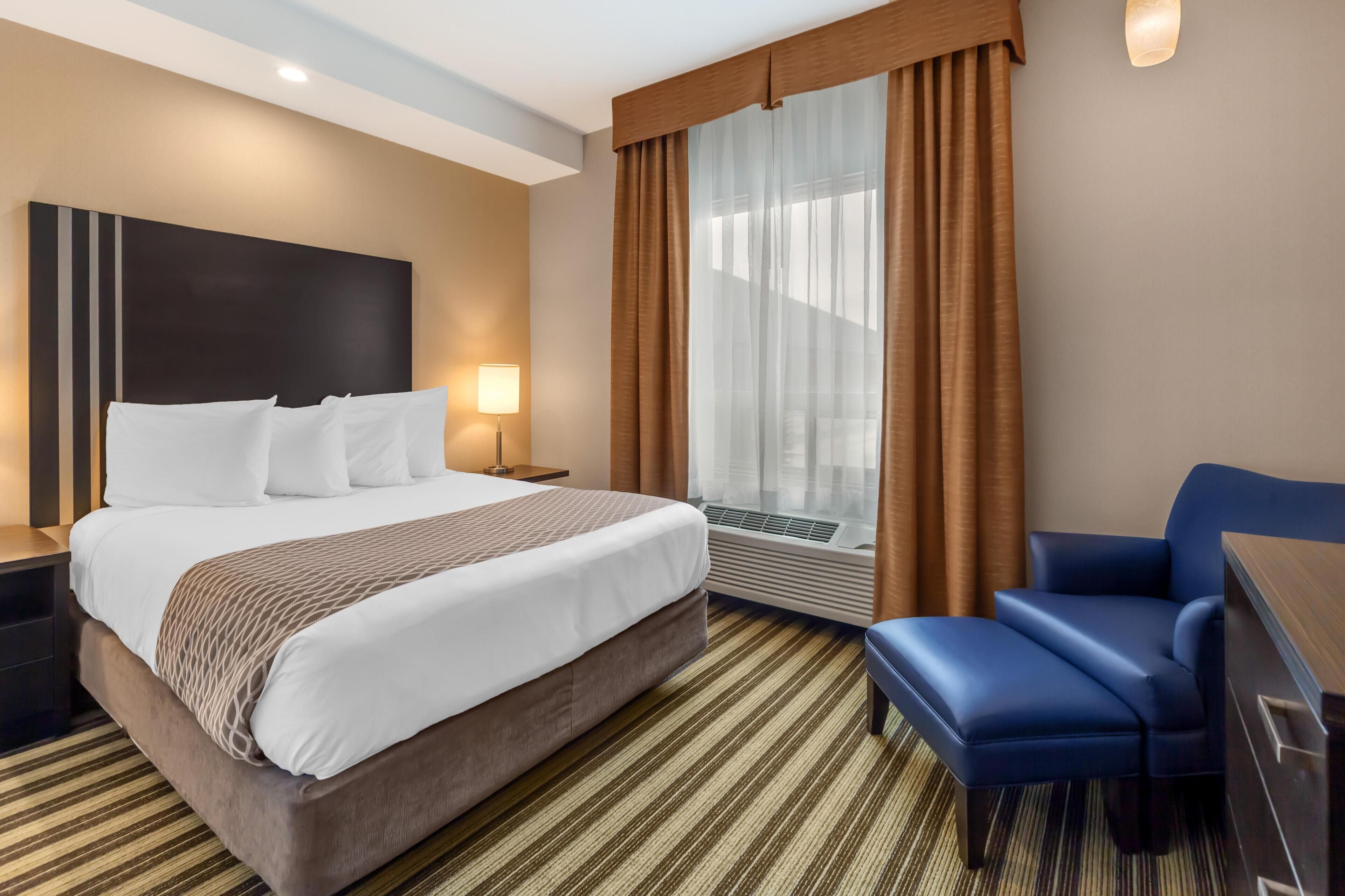 Suite, 1 Queen Bed with Sofa bed, Non Smoking, Kitchen (with Sofabed) | Premium bedding, down comforters, in-room safe, desk