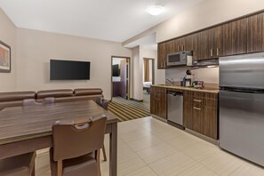 Premium bedding, down duvets, in-room safe, desk - Best Western Plus Drayton Valley (Drayton Valley)