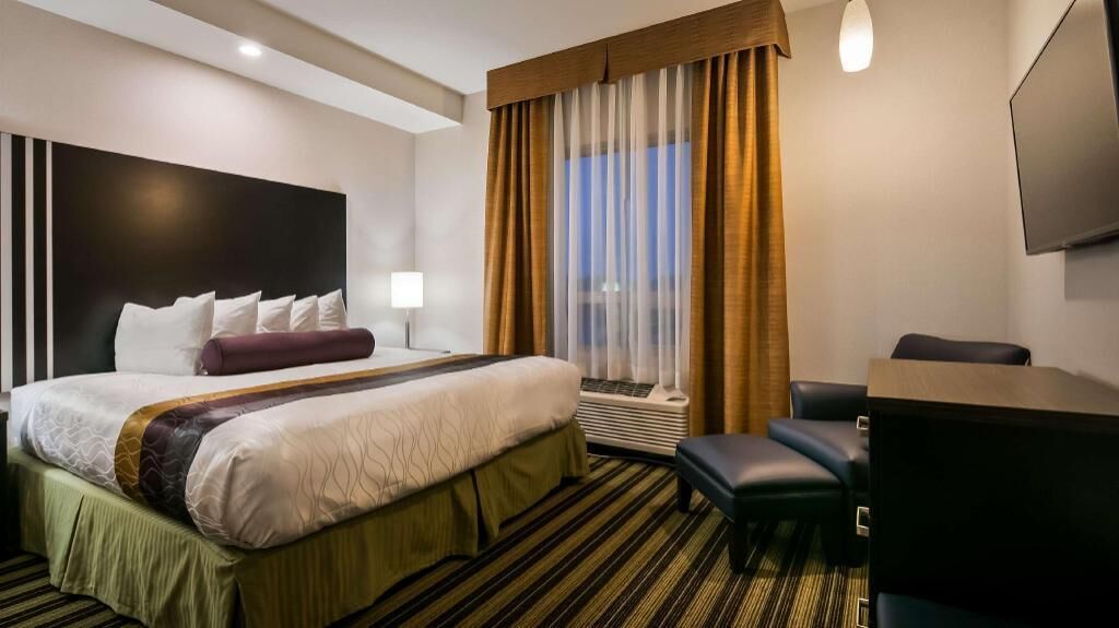 Premium bedding, down duvets, in-room safe, desk