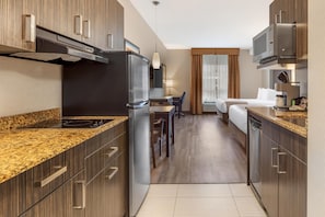 標準客房, 2 張加大雙人床, 非吸煙房, 簡易廚房 (Walk-in Shower;Pet Friendly) | 高級寢具、羽絨被、客房內保險箱、書桌
