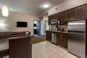 Premium bedding, down comforters, in-room safe, desk - Best Western Plus Drayton Valley (Drayton Valley)