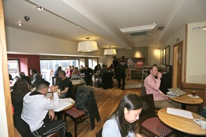 Daily continental breakfast for a fee - London Kings Hotel (London)