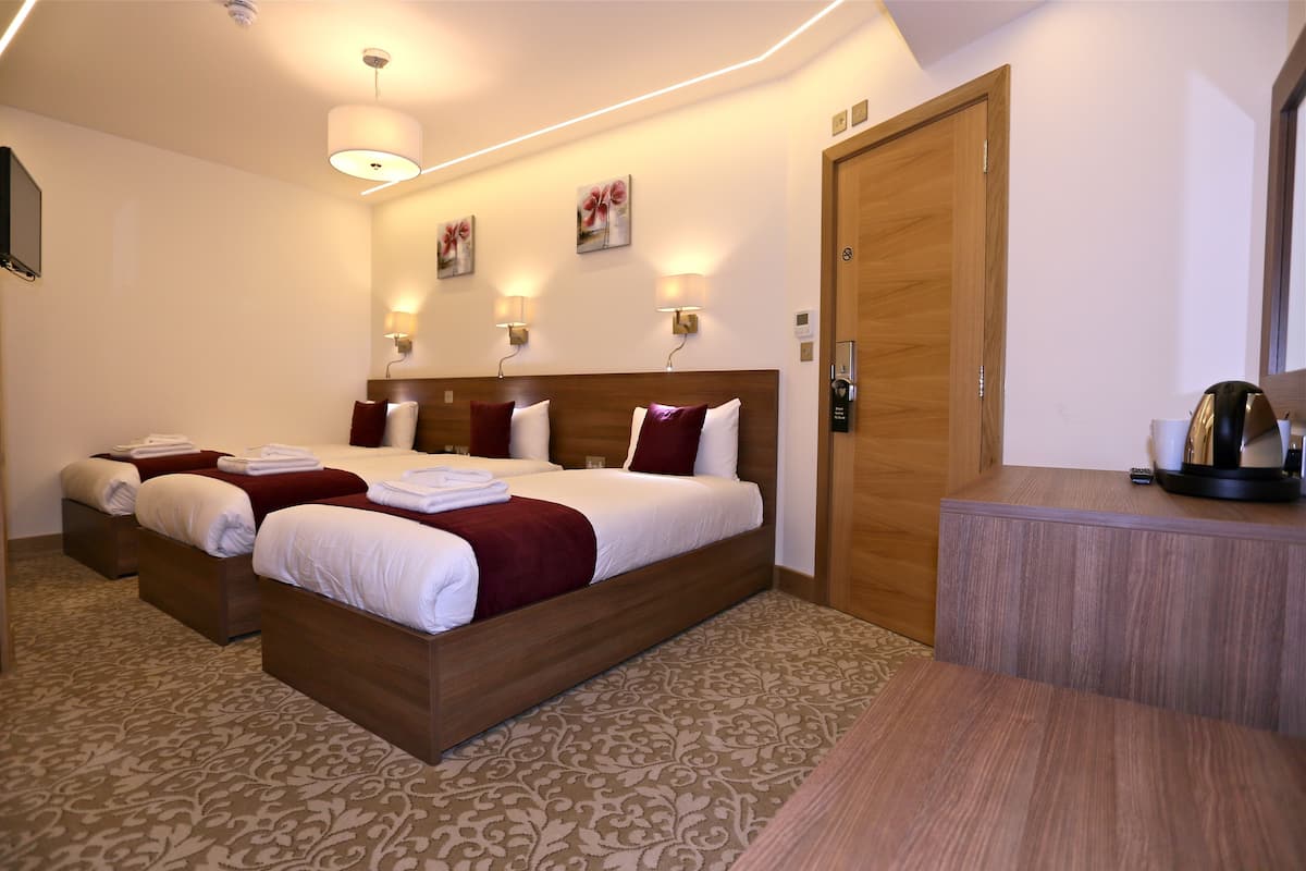 Kamar Triple | Brankas, meja kerja, setrika/meja setrika, dan tempat tidur bayi gratis