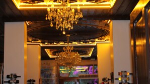 2 間餐廳；供應早餐、午餐和晚餐