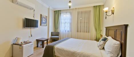 Sengetøy i egyptisk bomull, minibar, safe på rommet og skrivebord