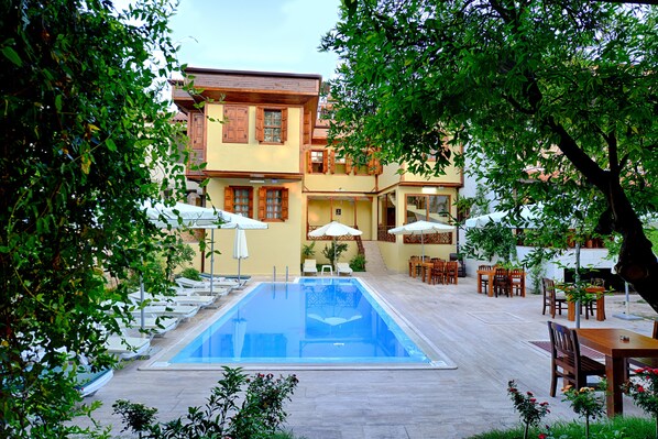 حمّام سباحة خارجي