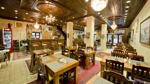 2 間餐廳；供應早餐、午餐和晚餐
