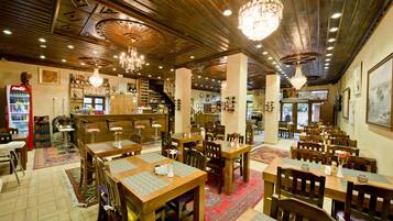 2 restaurants, breakfast, lunch, dinner served; international cuisine