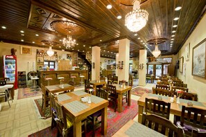 2 間餐廳；供應早餐、午餐、晚餐；多國菜