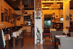 2 restaurants; breakfast, lunch, and dinner served - Hadrian Gate Hotel (Antalya)