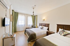 ملاءات من القطن المصري وميني بار وخزنة داخل الغرفة ومكتب