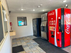 Vending machine - Super 7 Motel (Coralville)